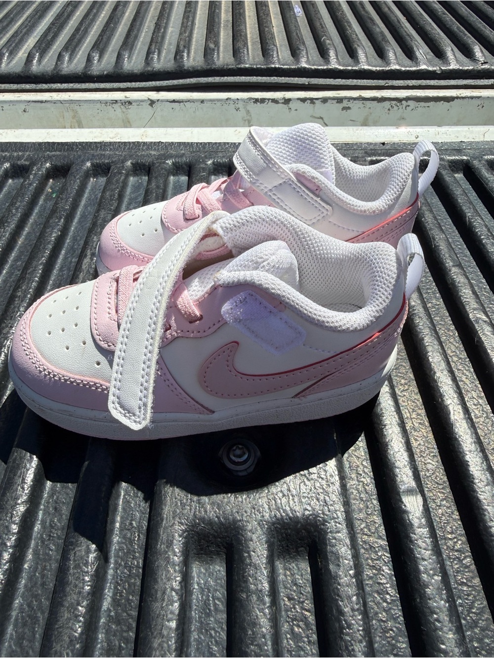 Nike Kids White and Light Pink Velcro Low-Top Sneakers